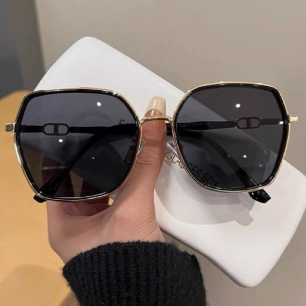 Elegant Black and Gold Women's Sunglasses